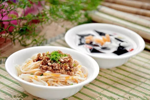 專業(yè)面食培訓機構(gòu)告訴你好吃又火爆的擔擔面做法