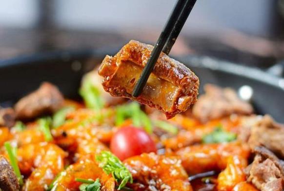 “干鍋排骨”的家常做法，做法簡單，口感麻辣鮮香