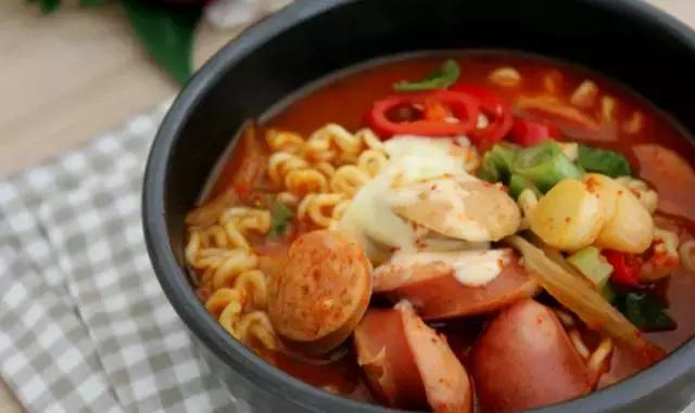 秋天到了,學學這5款火鍋湯底的做法吧! 秋天到了,學學這5款火鍋湯底的做法吧!