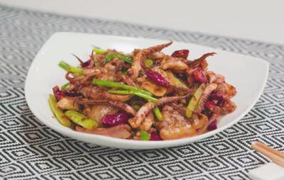 ?教你做干鍋魷魚，香辣過癮，招待客人簡單又快捷！