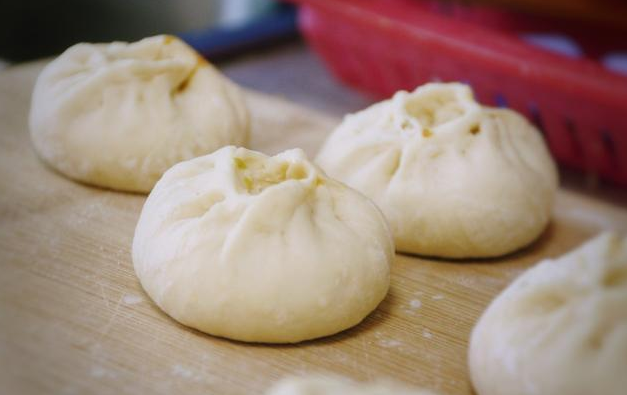 牛肉芹菜包子的做法 牛肉芹菜包子的做法